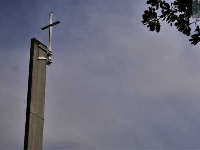 Fatta eccezione per la slanciata croce bianca presente su un�asta in cemento, non ci sono infatti segni tangibili che possano davvero far pensare a una chiesa